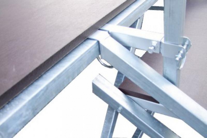 Barre anti-basculement pour l'escalier
